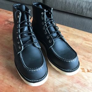 Red Wing boots black. Classic Moc